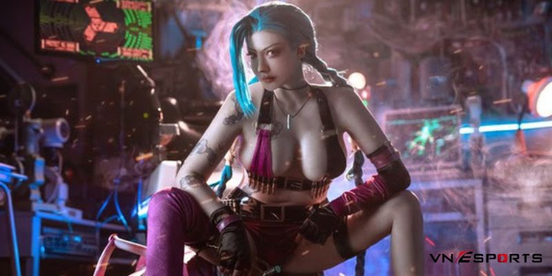 Nữ game thủ Chihiro cosplay tướng Jinx