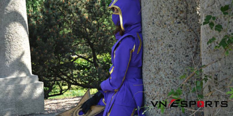 Cosplay Kennen với tư thế dựa cột