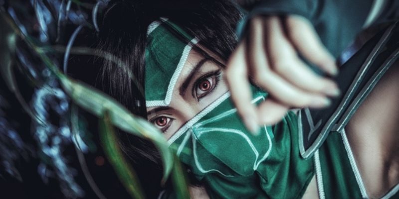 Nữ coser cosplay Akali với ánh mắt hiểm độc