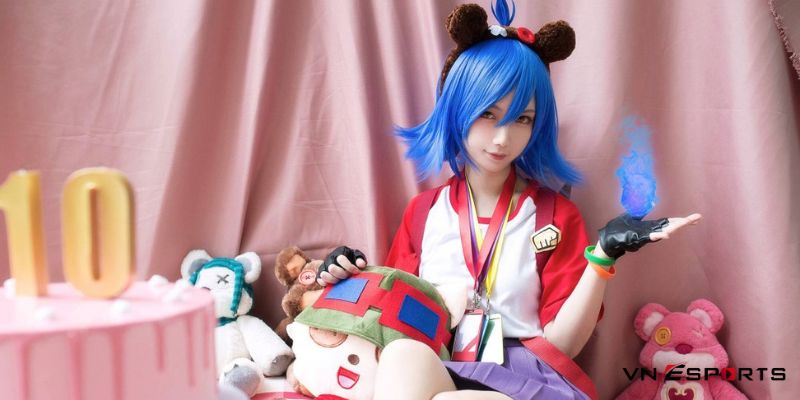 Cosplay Annie kỉ niệm sinh nhật 10 năm 