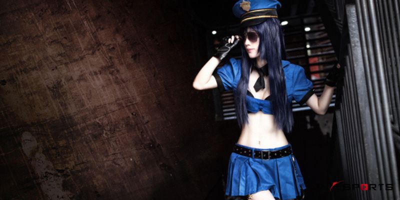 Cosplay Caitlyn với vòng eo con kiến