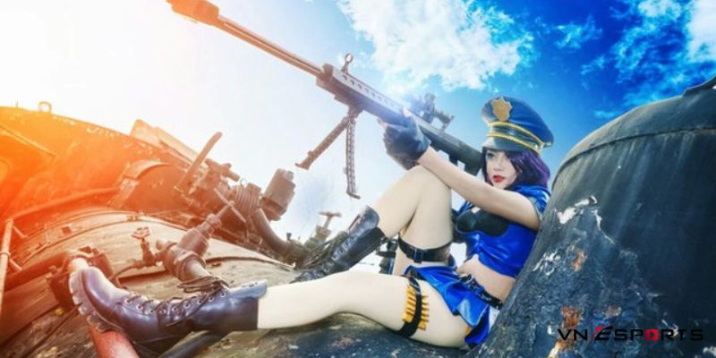 Cosplay LOL Caitlyn trên tàu hỏa