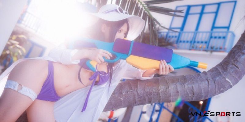 Cosplay Caitlyn tạo dáng ngắm bắn