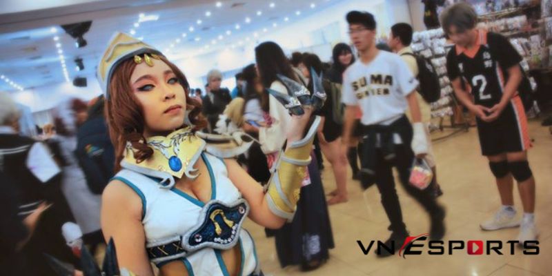 cosplay Cassiopeia với ánh mắt hóa đá kẻ thù