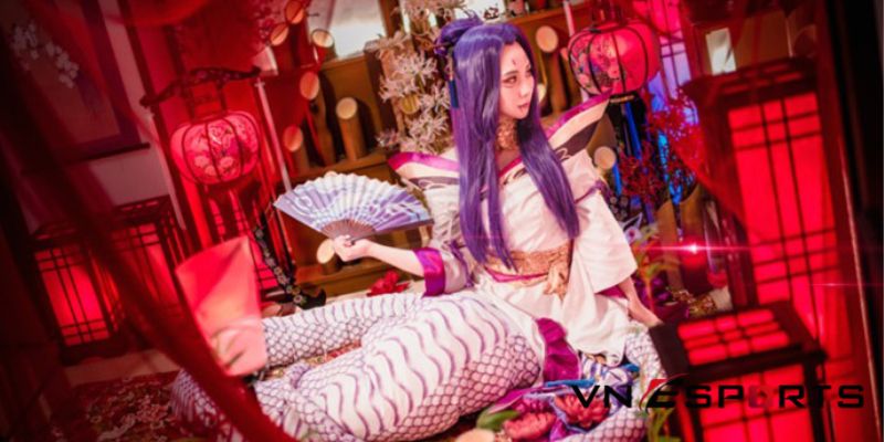 cosplay Cassiopeia với chiếc đuôi rắn nổi bật