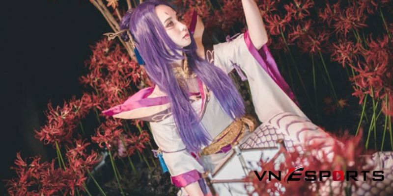 cosplay Cassiopeia cô đơn bên cạnh rừng hoa tối tăm