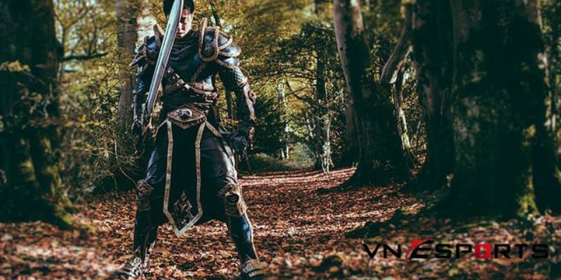 cosplay Garen trong tư thế chiến đấu