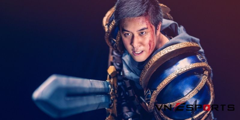 Cosplay Garen với gương mặt dính máu