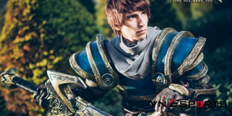 cosplay Garen chuẩn bị tấn công kẻ thù