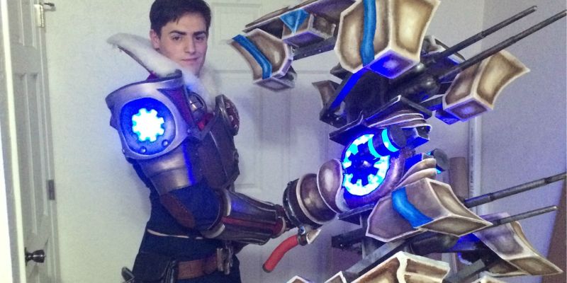 cosplay Jayce với chiếc búa cực ngầu