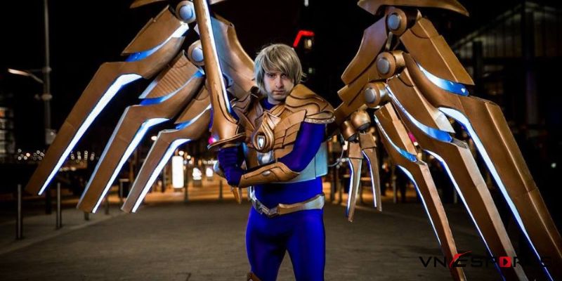 cosplay kayle tạo dáng với thanh kiếm thần