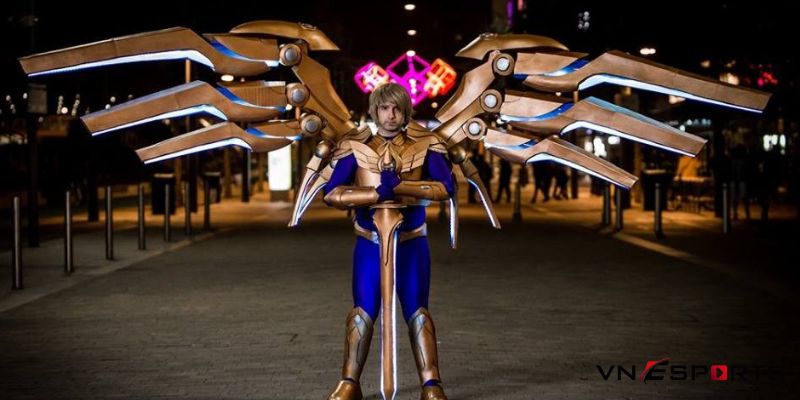 cosplay kayle cắm thanh kiếm xuống dưới đất