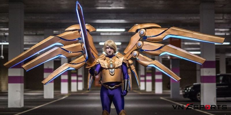 cosplay kayle với bộ trang phục kim loại phát sáng