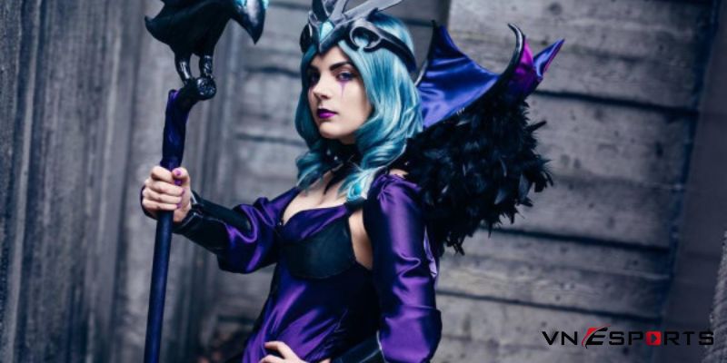 Vẻ đẹp quyền lực khi cosplay Leblanc quạ đen