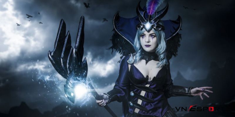 cosplay quạ đen Leblanc trong bối cảnh u ám