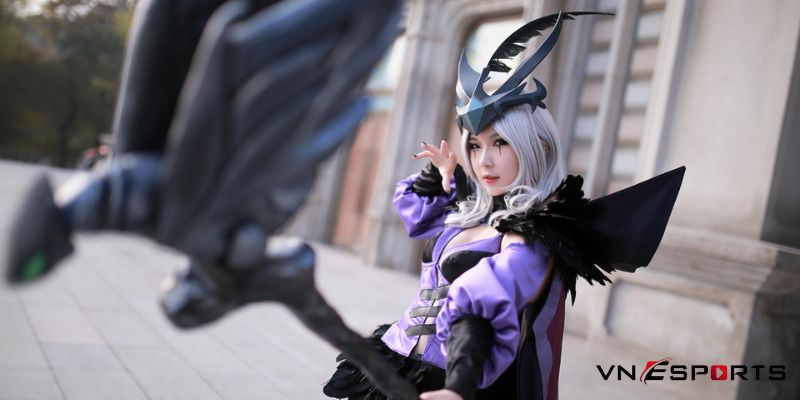 Cosplay Leblanc tạo dáng với cây quyền trượng