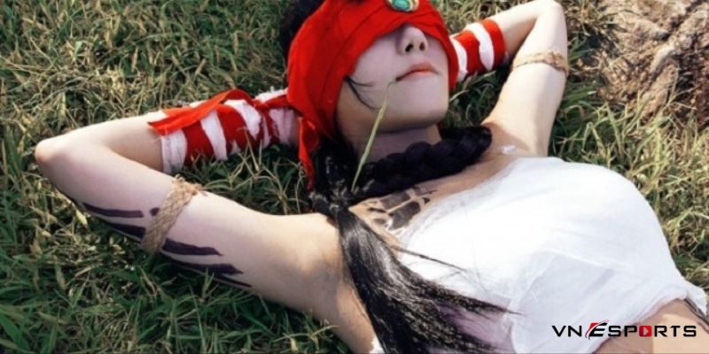 Cosplay Lee Sin với hình ảnh nằm trên cỏ