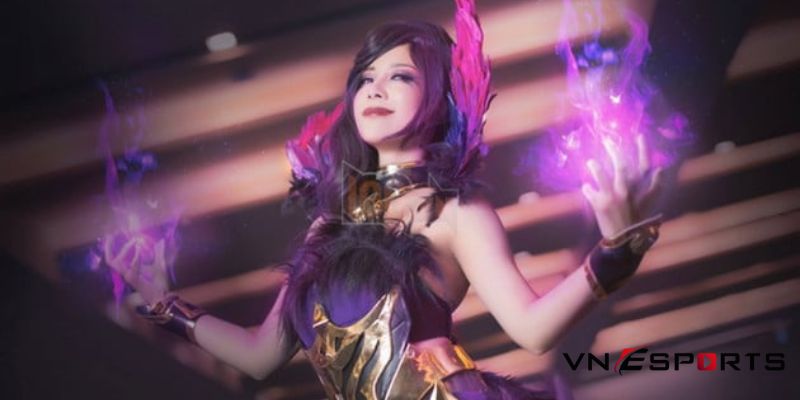 cosplay morgana với 2 quả cầu lửa tím trên tay