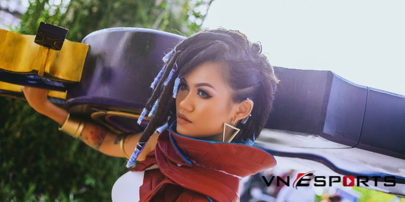 cosplay Senna vác cây súng trên vai