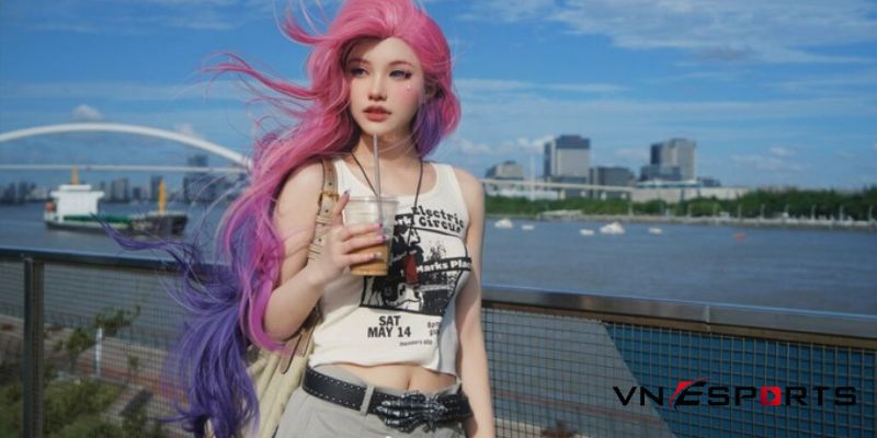 Seraphine cosplay bên hồ với thần thái lạnh lùng