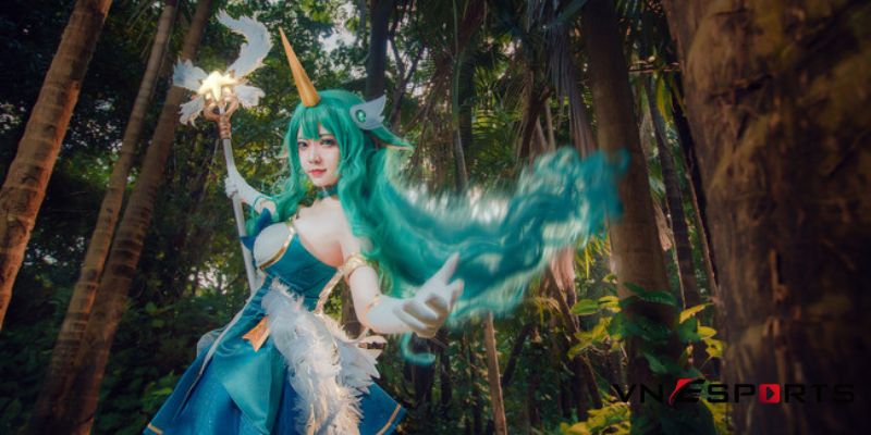 Cosplay soraka tạo dáng bay trong rừng nguyên sinh