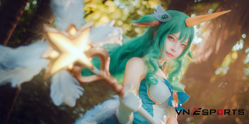 cosplay soraka xinh xắn cùng cây quyền trượng phát sáng