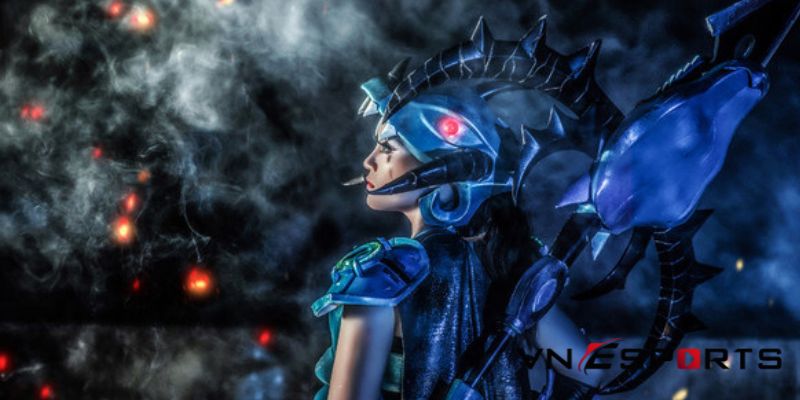 cosplay vayne đồ long trong không gian u ám