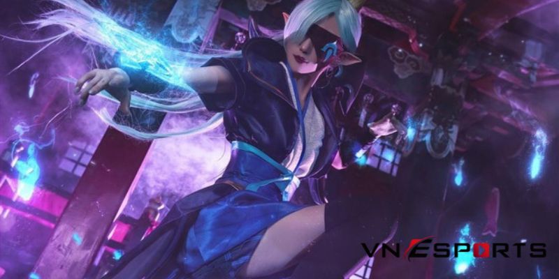 mái tóc xanh ngọc bích khi cosplay vayne tuyệt vọng chi tiễn