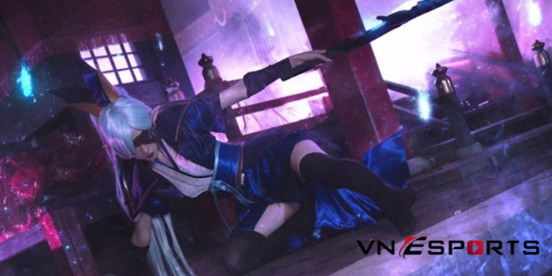 cosplay vayne tuyệt vọng chi tiễn trong tư thế chiến đấu