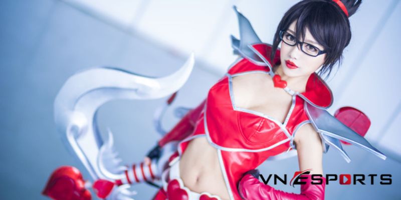 Vòng eo săn chắc của nữ coser khi cosplay Vaynelentine