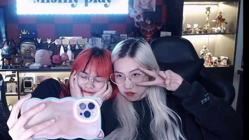 Streamer Alicia chụp ảnh cùng Misthy