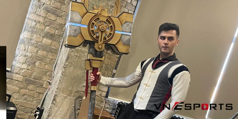 Cosplay Jayce Arcane cùng chiếc búa Hextech