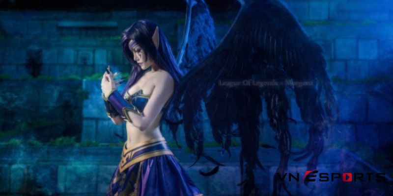 cosplay morgana với đôi cánh hắc ám