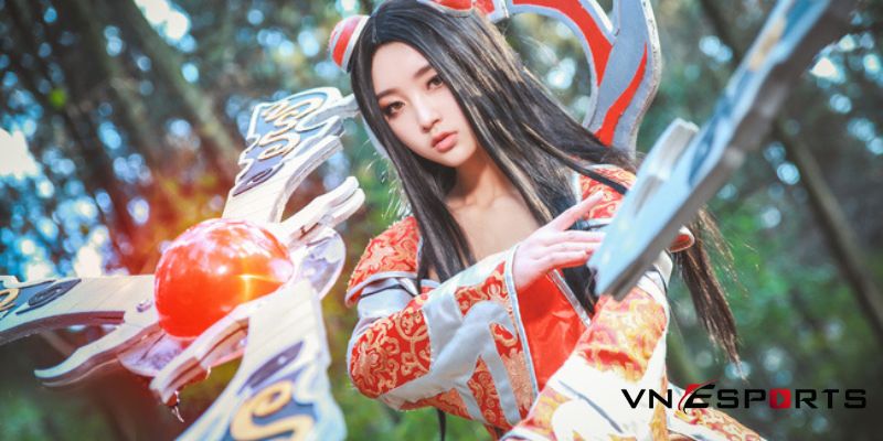 Cosplay Irelia LOL Mythmaker với thần thái sát thủ