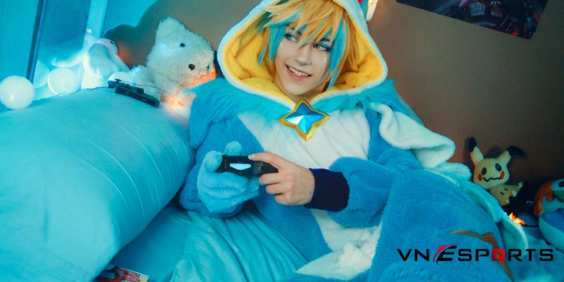 cosplay ezreal nằm chơi game