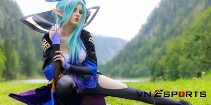 cosplay Vayne khung cảnh đồi núi chập chùng