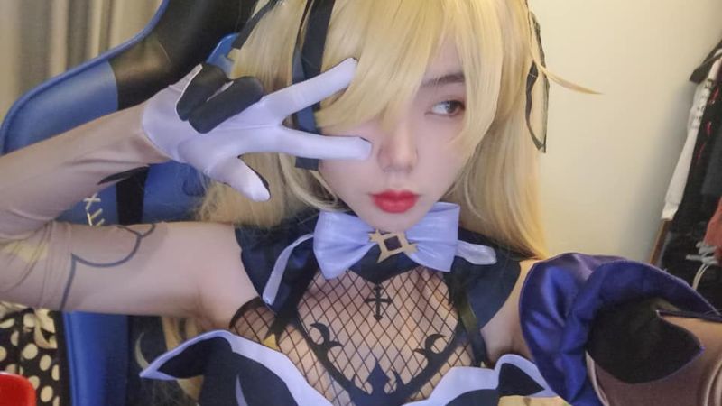 Streamer Remind trong trang phục cosplay game